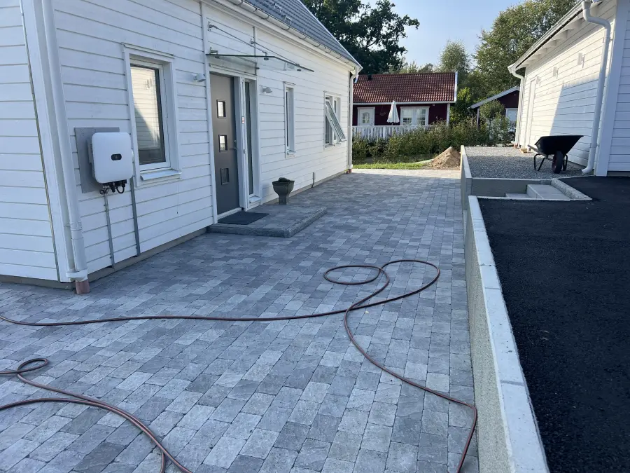 Granittrappa och stödmur i detalj