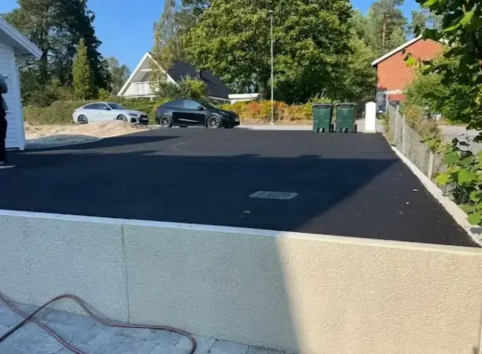 Färdigställd stensättning vid villa